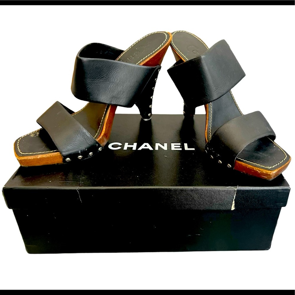 Chanel pre-owned size 38 lamb skin & wood sandals with 5” heels